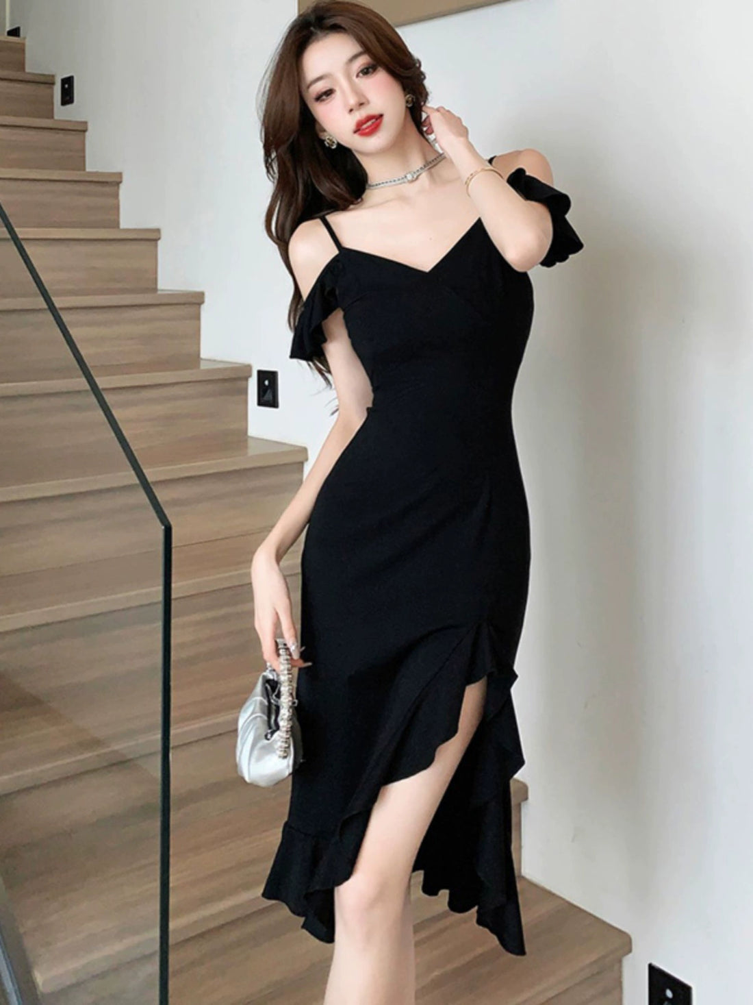 Saashi Shoulder-Baring Wavy Slit V-neck Strap - Fashion Chic